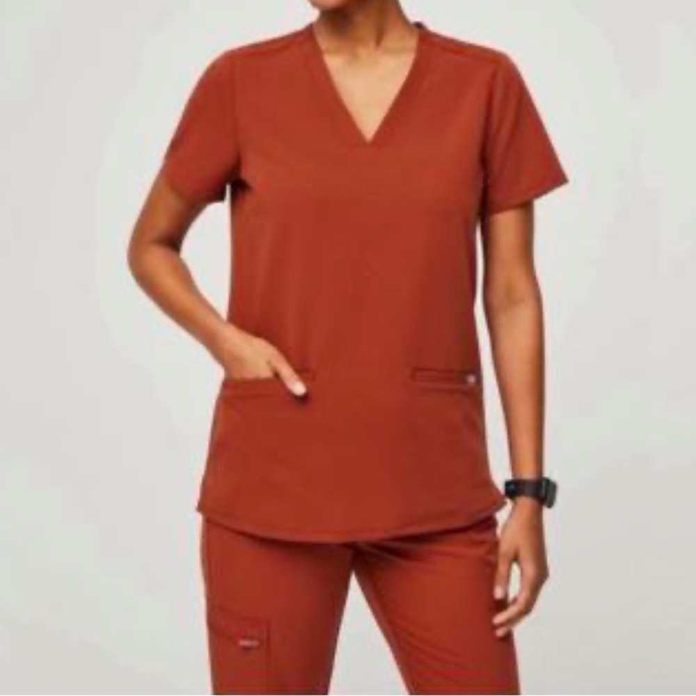 FIGS Women's Casma 3-Pocket Scrub Top in Canyons. Size: XS - Picture 2 of 10